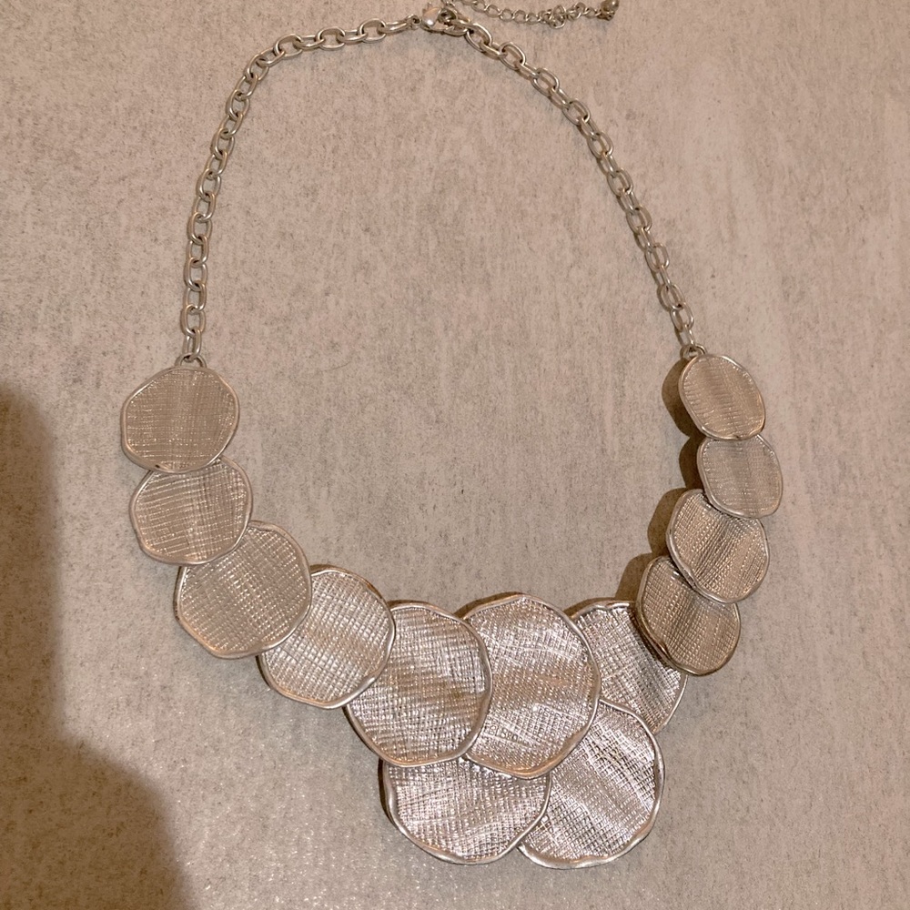Silver bib necklace 🛸